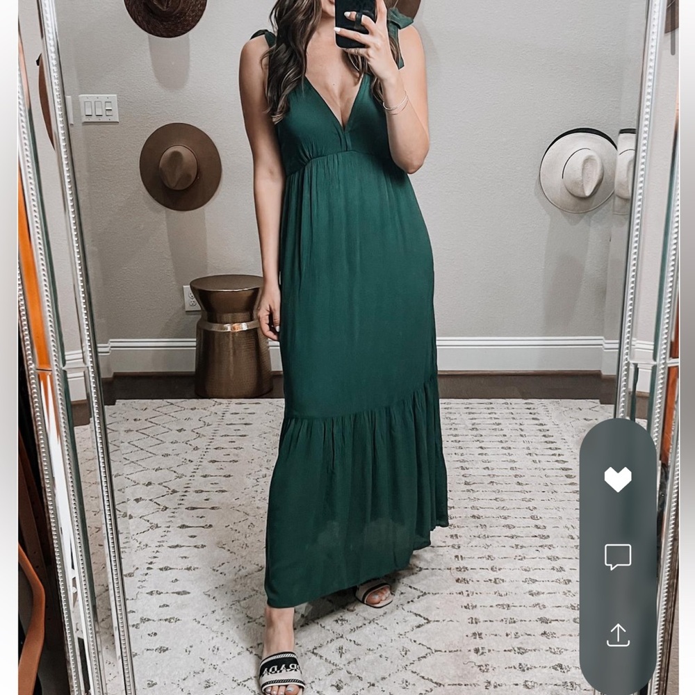 Tie-Strap Babydoll
Midaxi Dress- in like new condition